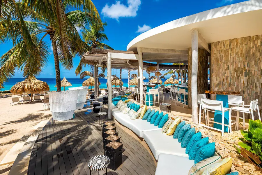 Strandbar van Van der Valk Plaza Royal Residence op Bonaire